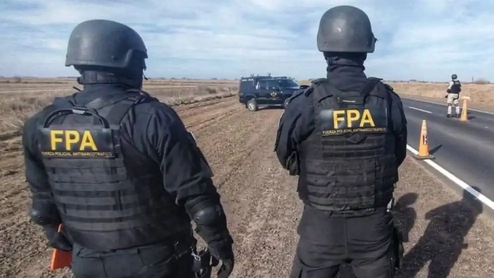 Los efectivos secuestraron varias dosis de cocaína y marihuana.