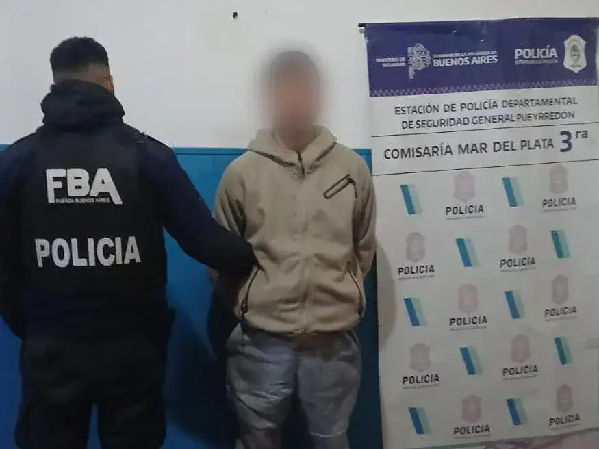 Violó una restricción, atacó la moto de su expareja y se enfrentó a la Policía