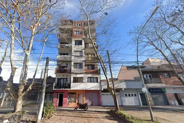 El edificio de avenida Libertad donde fue rescatada la adolescente.