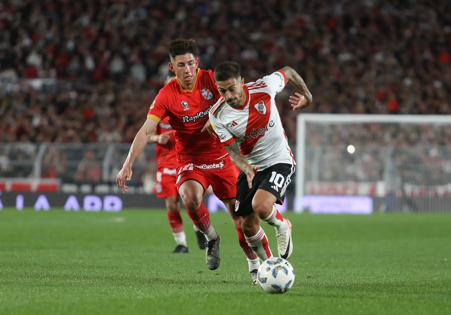 River doblegó a Arsenal por 3-1.