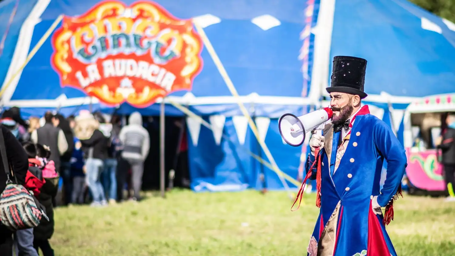 Visitar el circo es una oportunidad única para que los niños disfruten del arte y la alegría bajo una tradicional carpa azul.