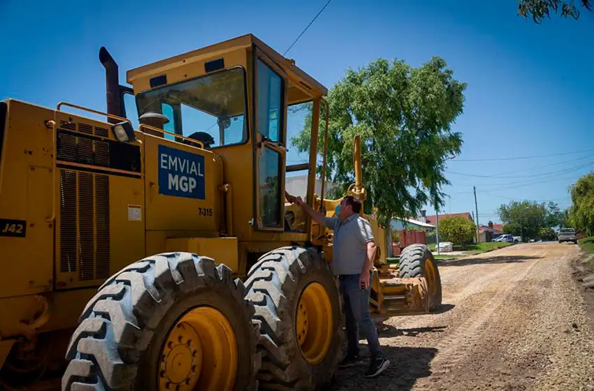 La Municipalidad recupera las calles de granza en cinco barrios en simultáneo