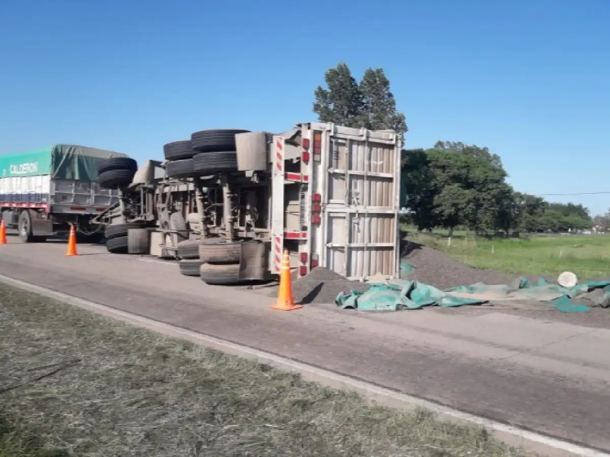 Volcó acoplado de camión cargado con girasol en uno de los accesos a Morteros