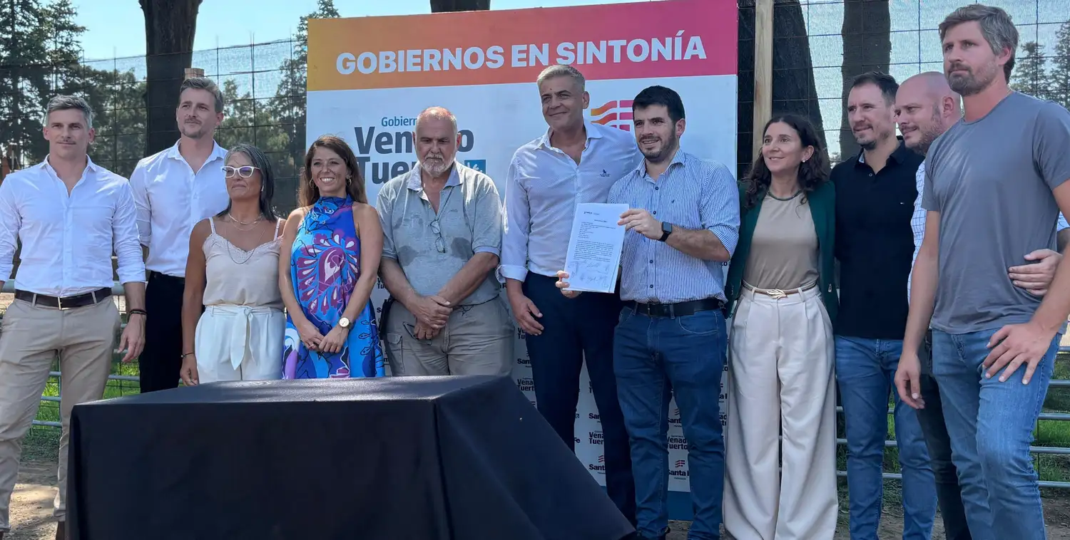 Importante presencia de autoridades durante el acto de este miércoles al mediodía. Foto: Gentileza.