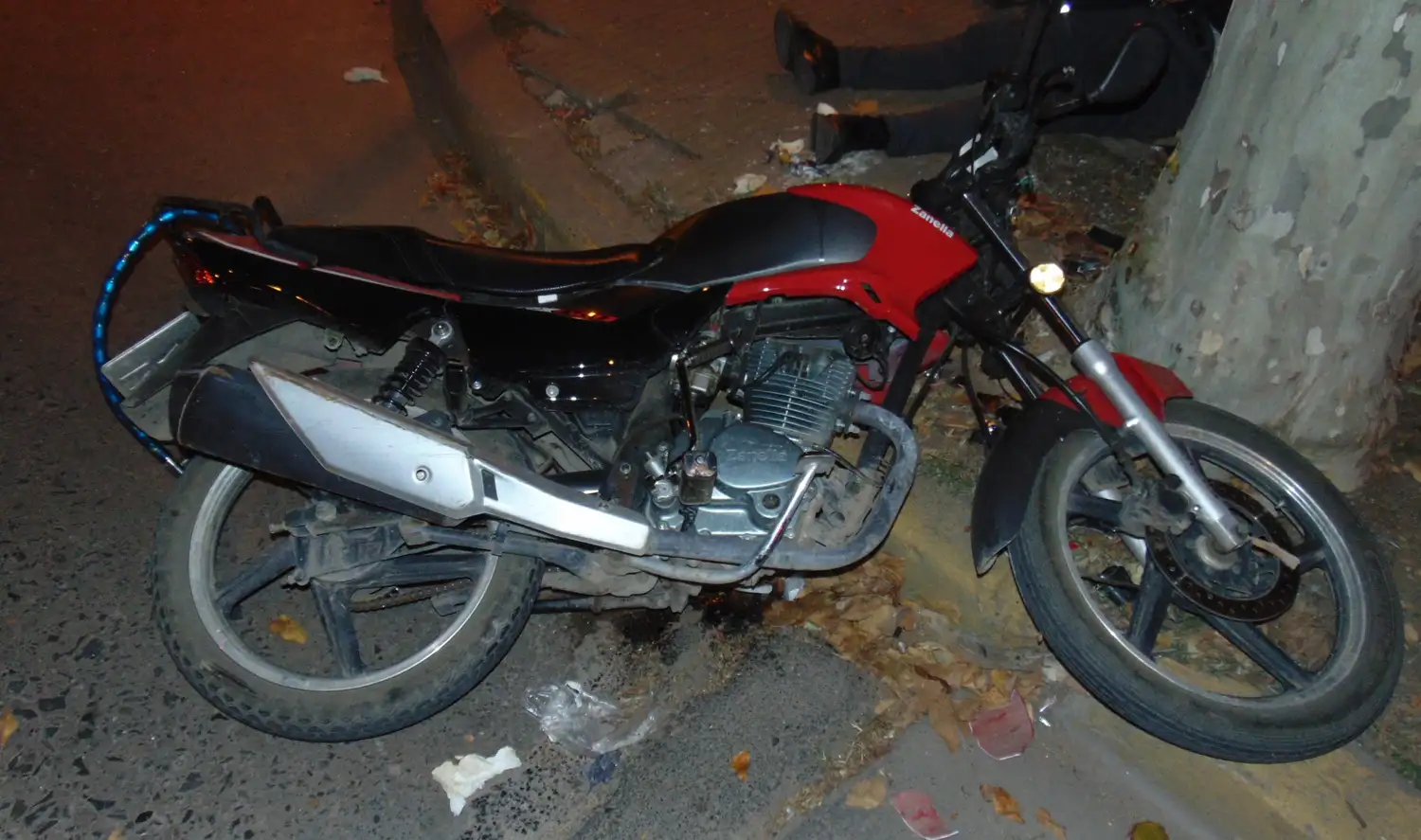 La moto siniestrada. Crédito: Bomberos de Venado Tuerto.