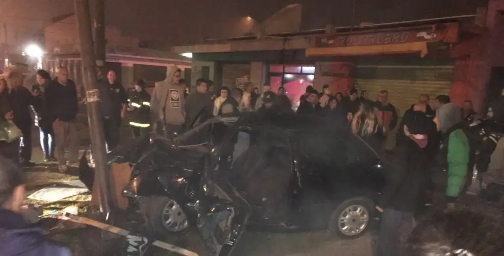Dos heridos tras un fuerte choque con un auto y un poste