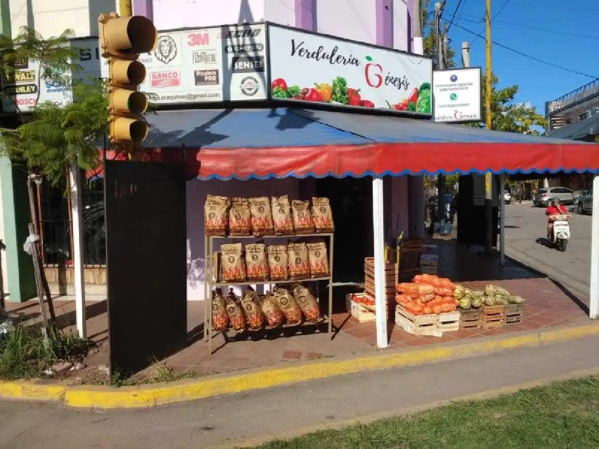 Se llevó tres cajones de una verdulería: su padre los terminó pagando