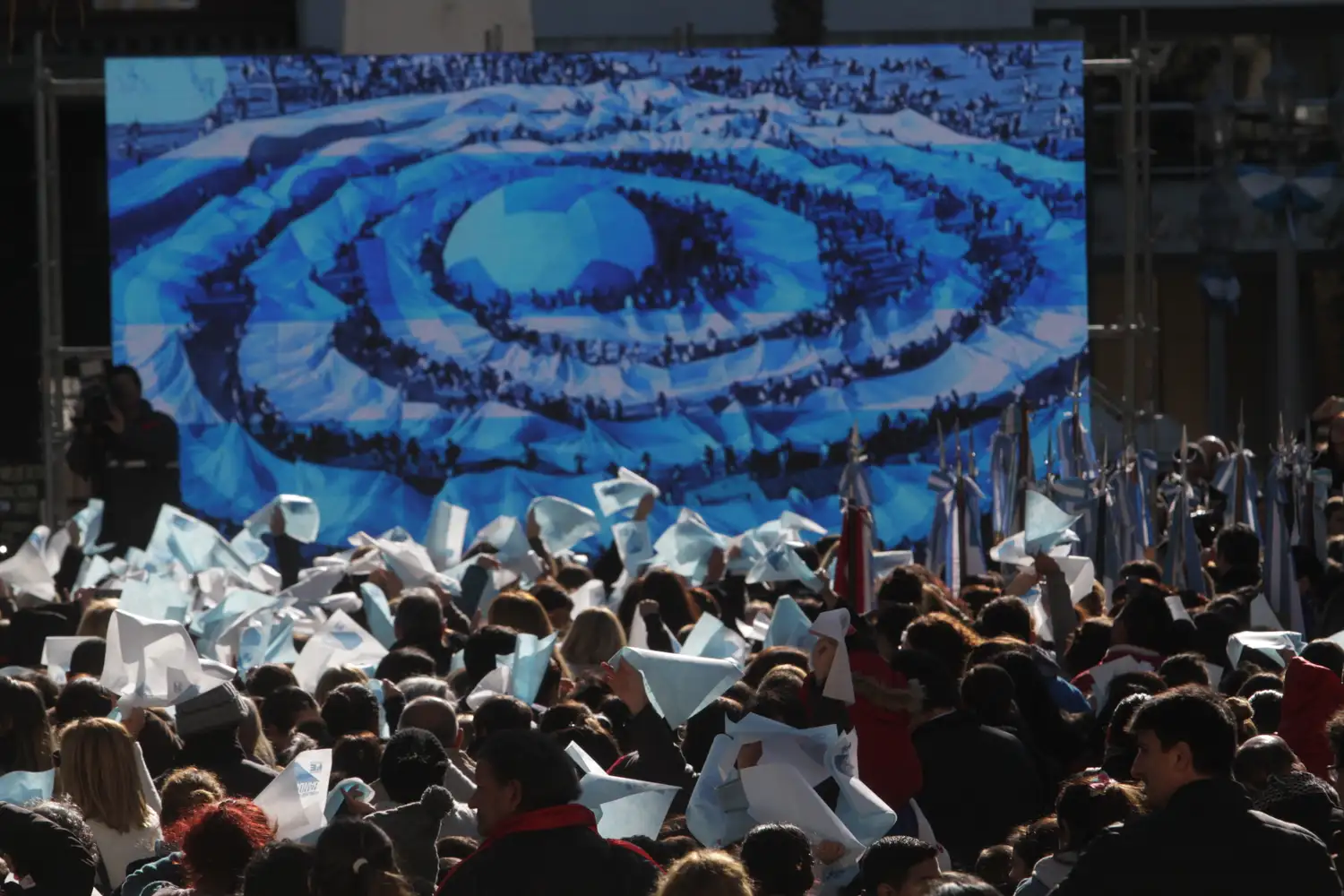 Tres mil alumnos prometieron lealtad a la bandera
