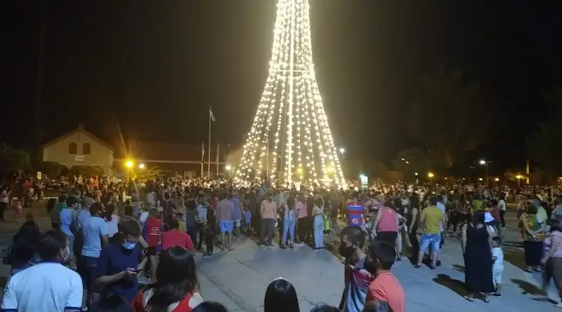 En Ceres se inauguró un gigantesco árbol navideño