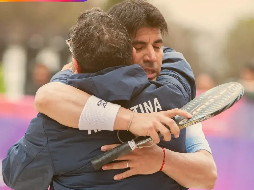 Los venadenses Osorio y Algarbe, jugador y entrenador, se funden en un abrazo tras la victoria