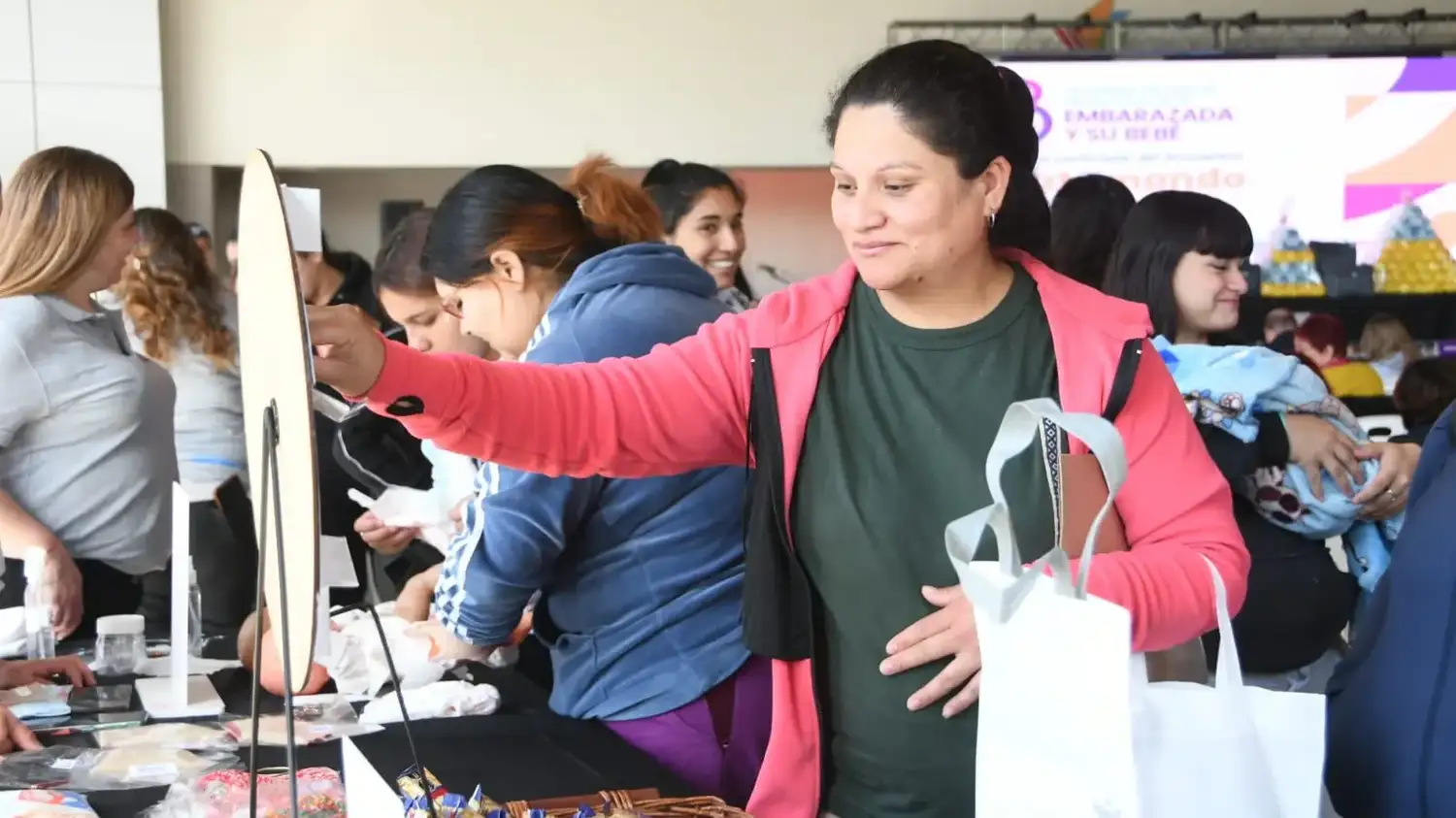 Programa Maternando: entregaron ajuares a embarazadas y kits para recién nacidos en el Superdomo