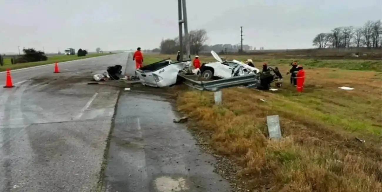 Así quedó la camioneta tras el accidente sobre la autopista Rosario - Córdoba.