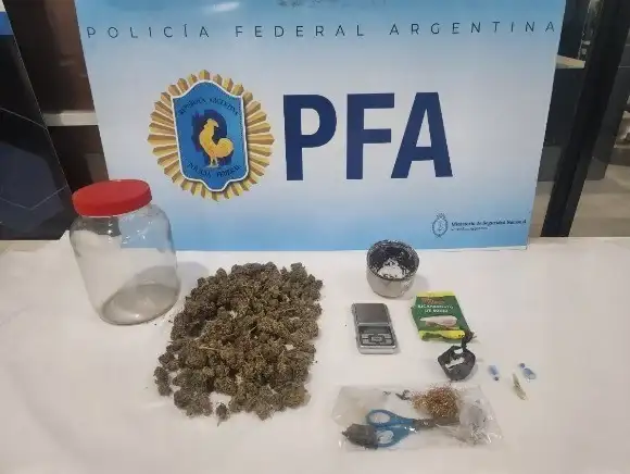 Durante los registros, los agentes secuestraron dosis de cocaína y marihuana preparadas para la comercialización.
