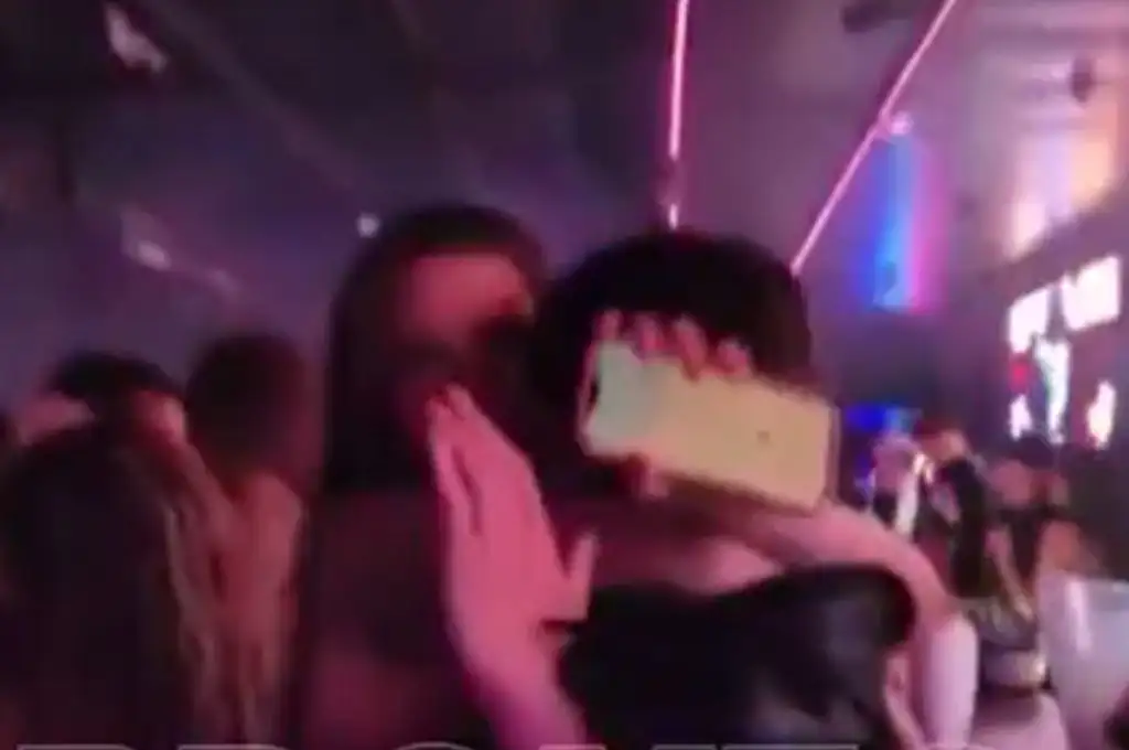 In fraganti: filman a Juanita Tinelli a los besos y abrazos en un boliche
