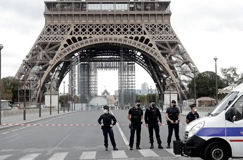 Evacuaron la Torre Eiffel por una amenaza de bomba que resultó ser falsa