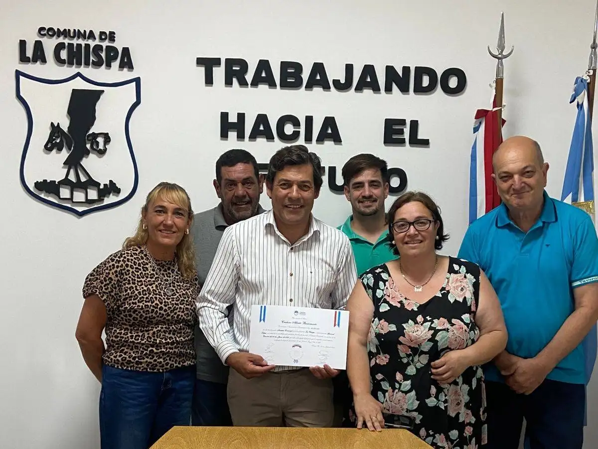 Bustamante junto a su equipo de trabajo.