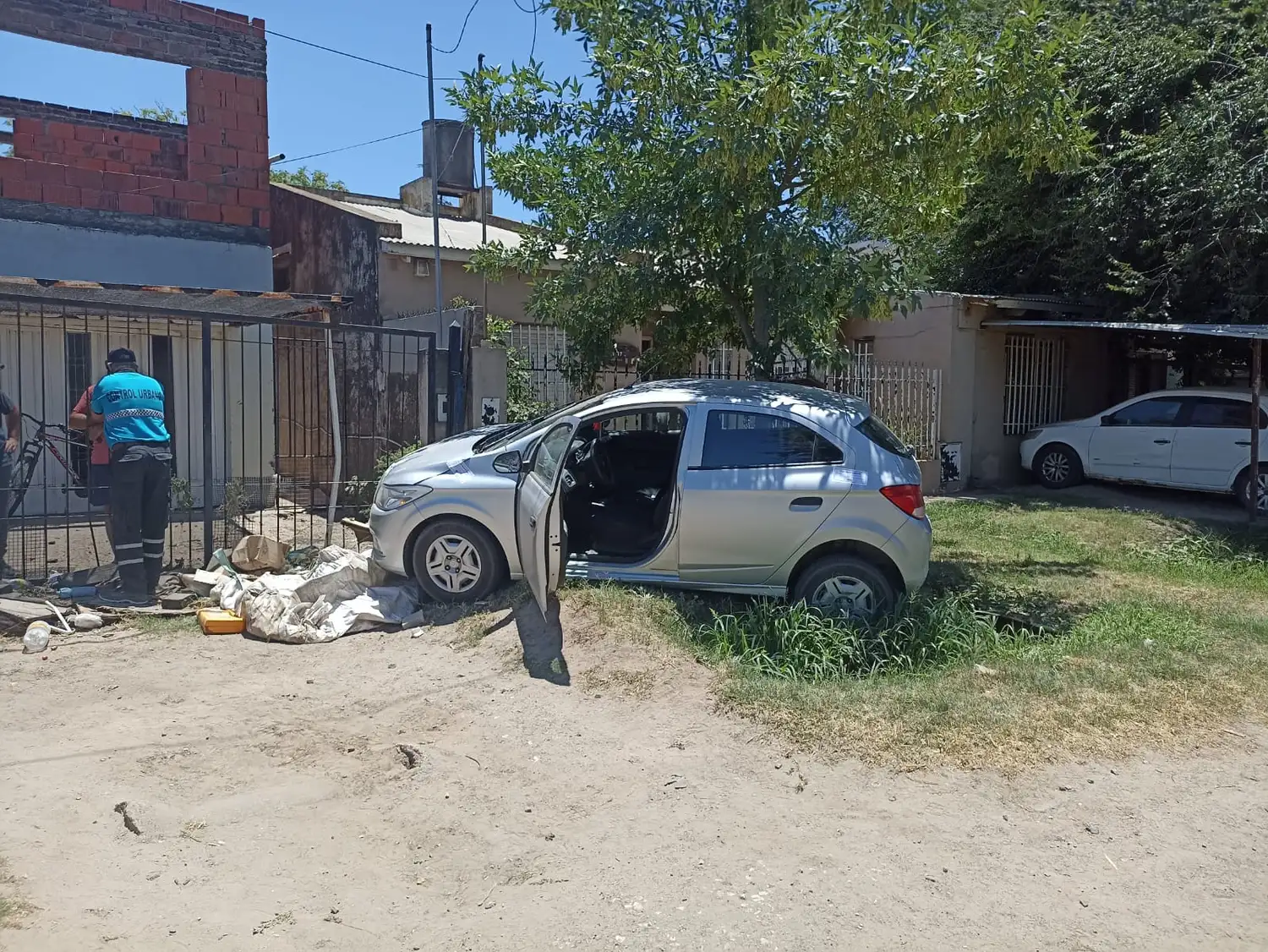 El vehículo terminó su recorrido impactando contra un portón.