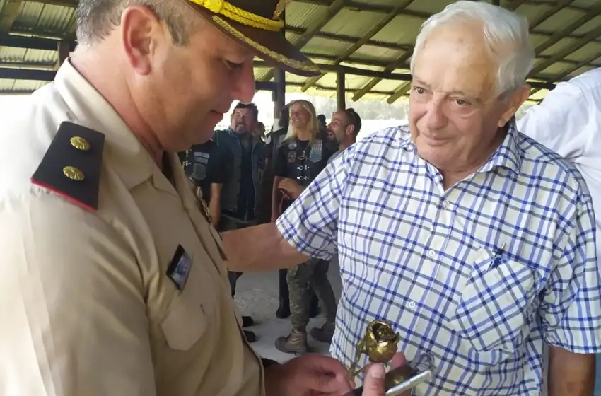 Juan Carlos Pallarols entregó dos "Rosas por la Paz" a Mar del Plata