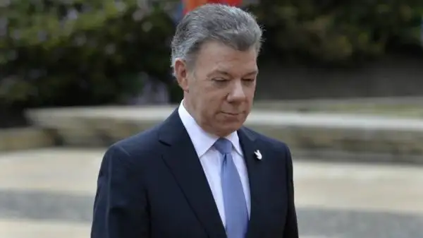 Juan Manuel Santos, entre el acuerdo de paz y su imagen por el suelo