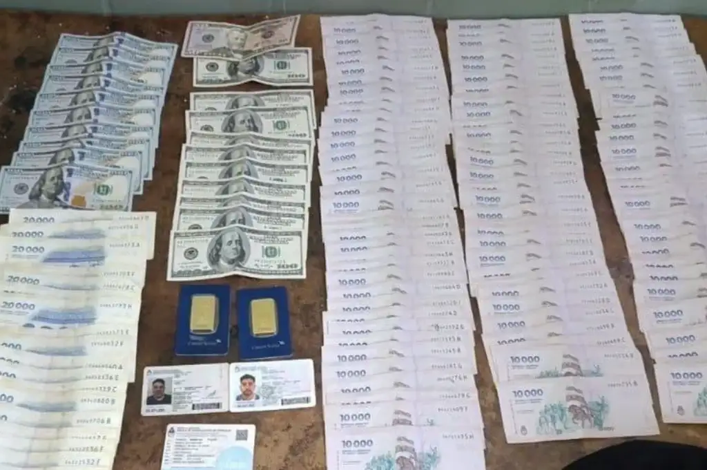 Los implicados no supieron justificar la procedencia del dinero ni de los lingotes. Foto: Gentileza