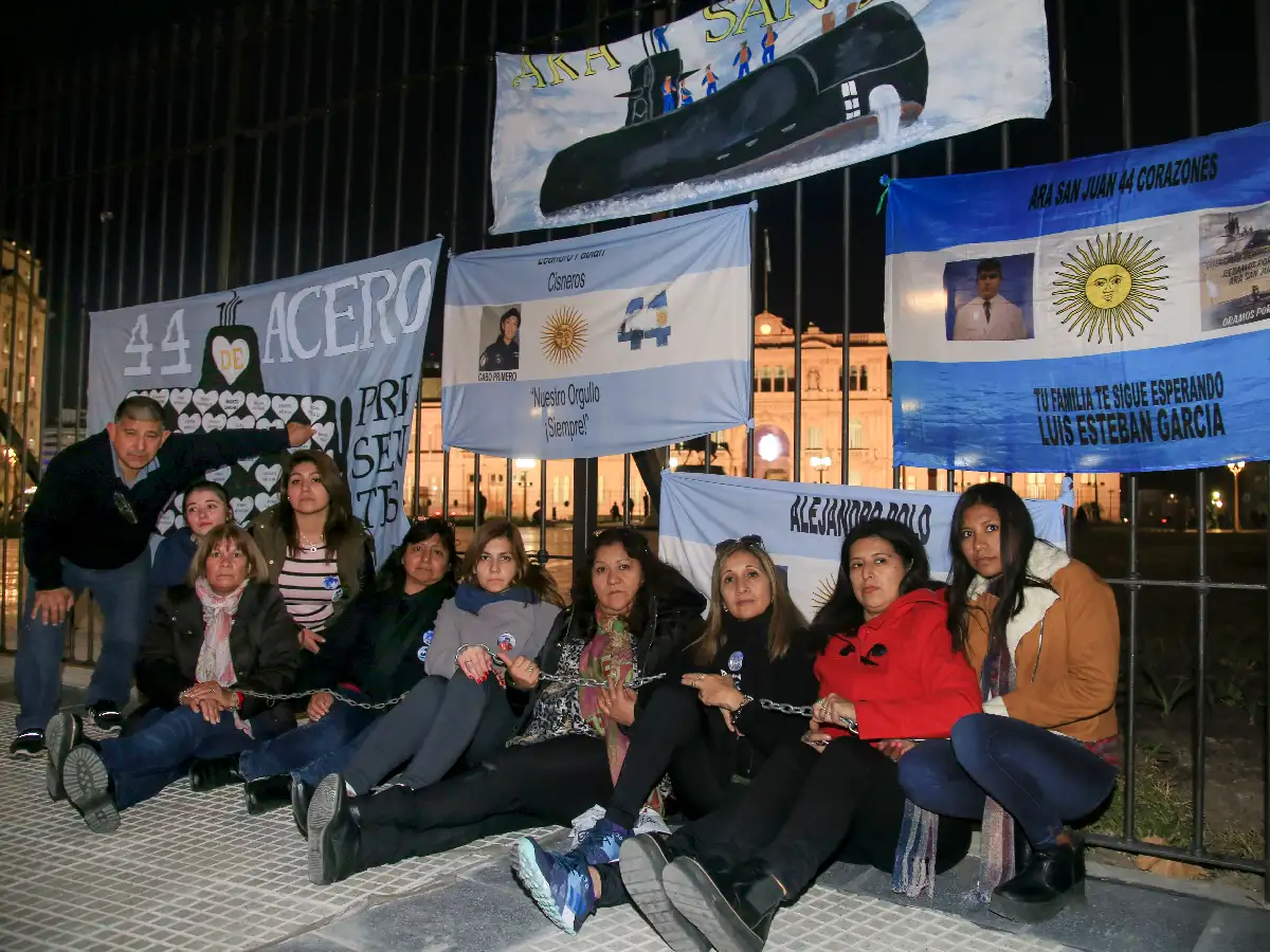 Familiares de los tripulantes del ARA San Juan se encadenaron frente a la Casa Rosada 