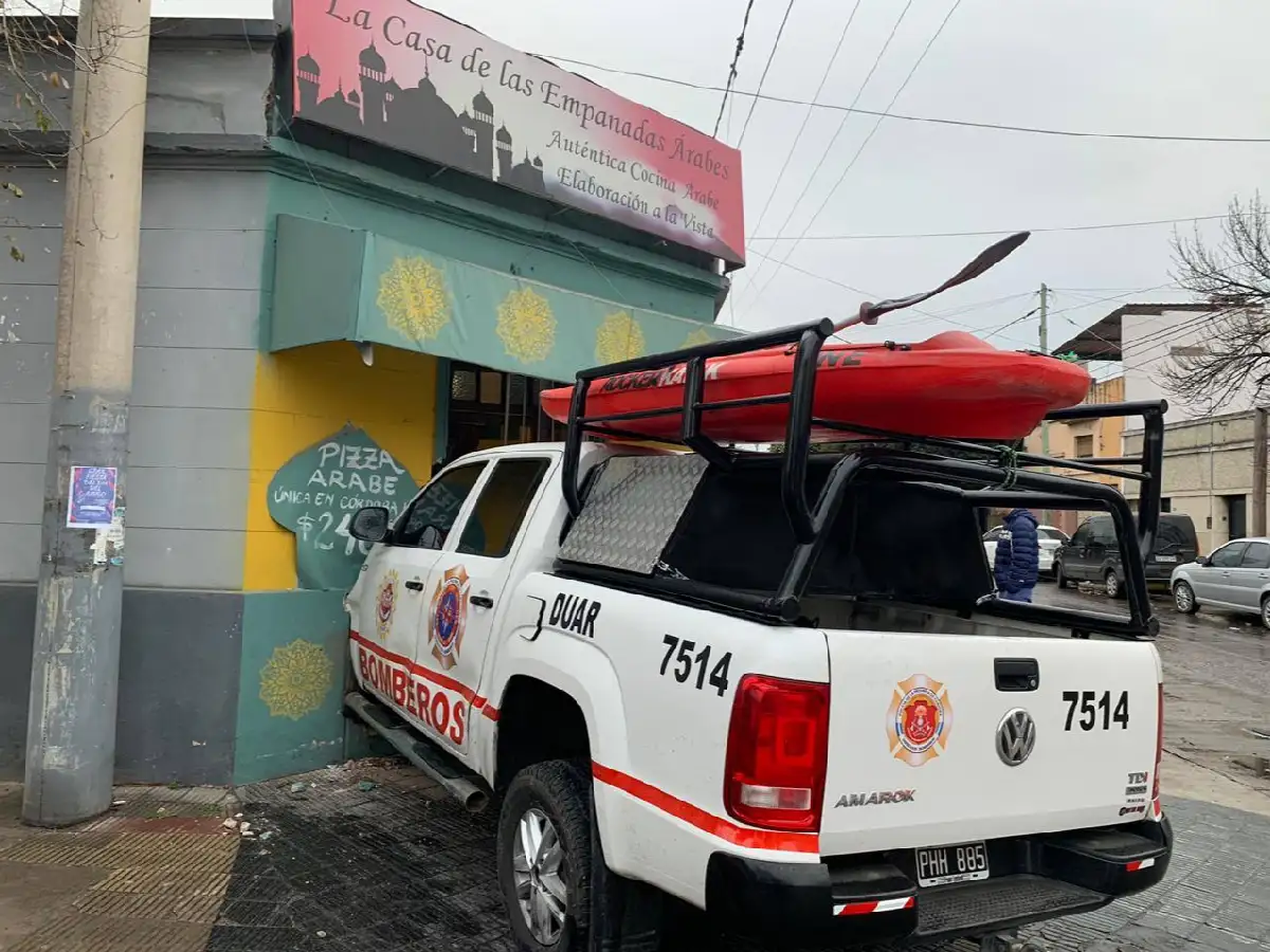Una camioneta de Bomberos se incrustó en un comercio