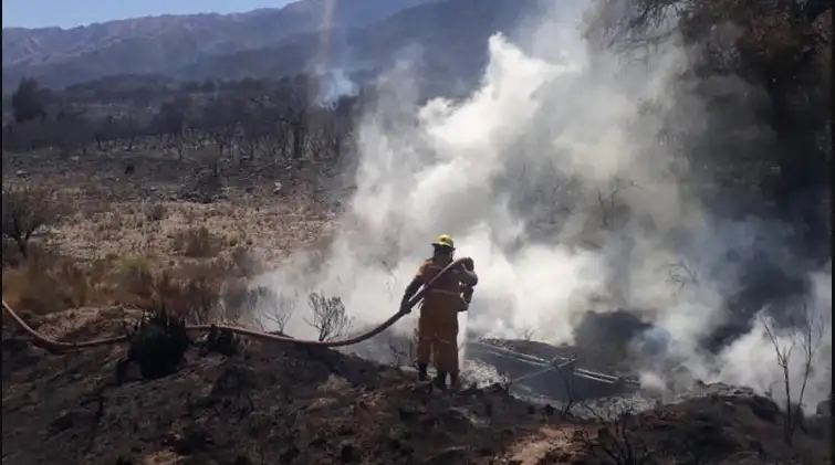  San Luis: Bomberos y brigadistas controlan dos focos de incendios