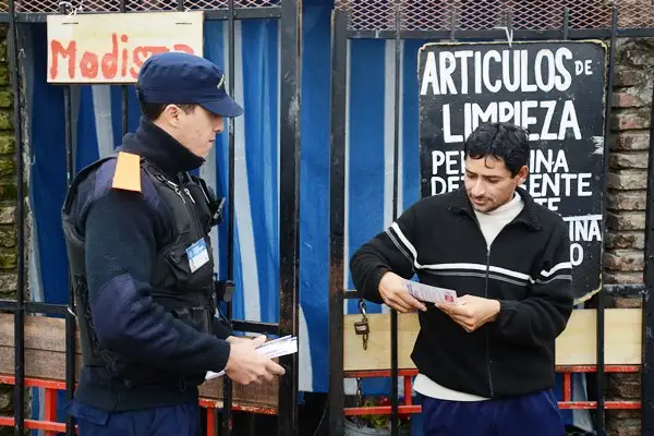 La Policía Comunitaria concientiza sobre el desarme en las casas