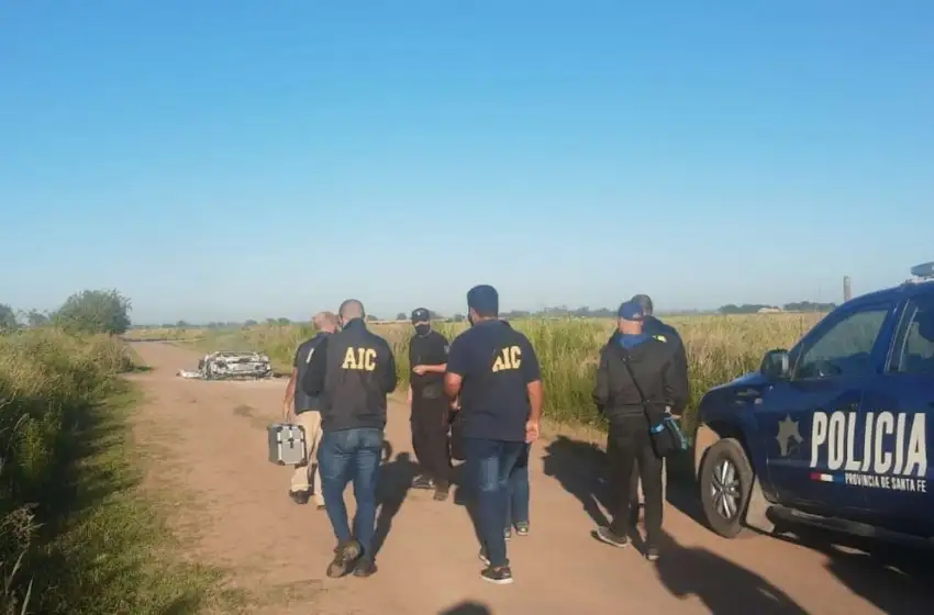 Mataron a tiros a un hombre y a su beba en Rosario: a su mujer la encontraron carbonizada en un auto