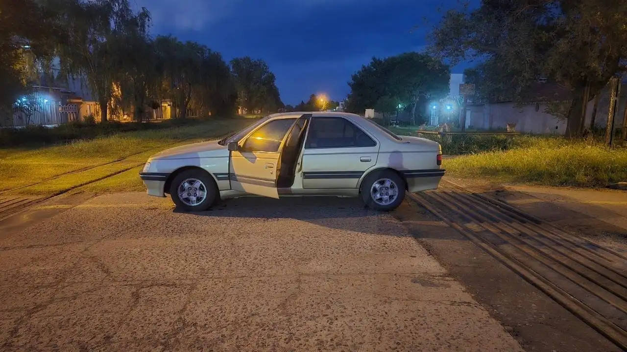 El automóvil estaba detenido sobre las vías del ferrocarril.