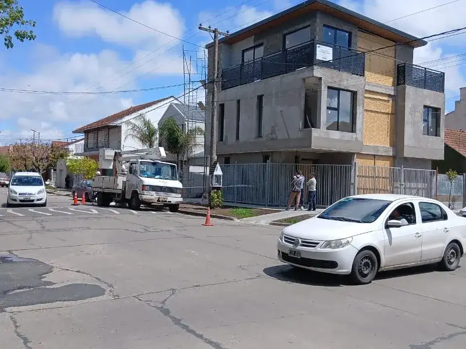 Tres operarios sufrieron una descarga eléctrica mientras trasladaban un andamio