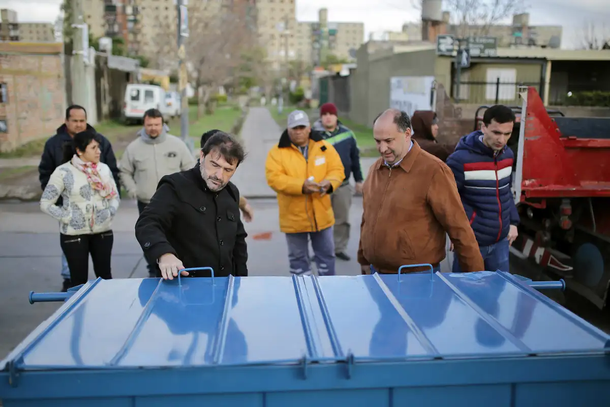 Se colocaron contenedores y cestos para residuos sólidos en El Pozo