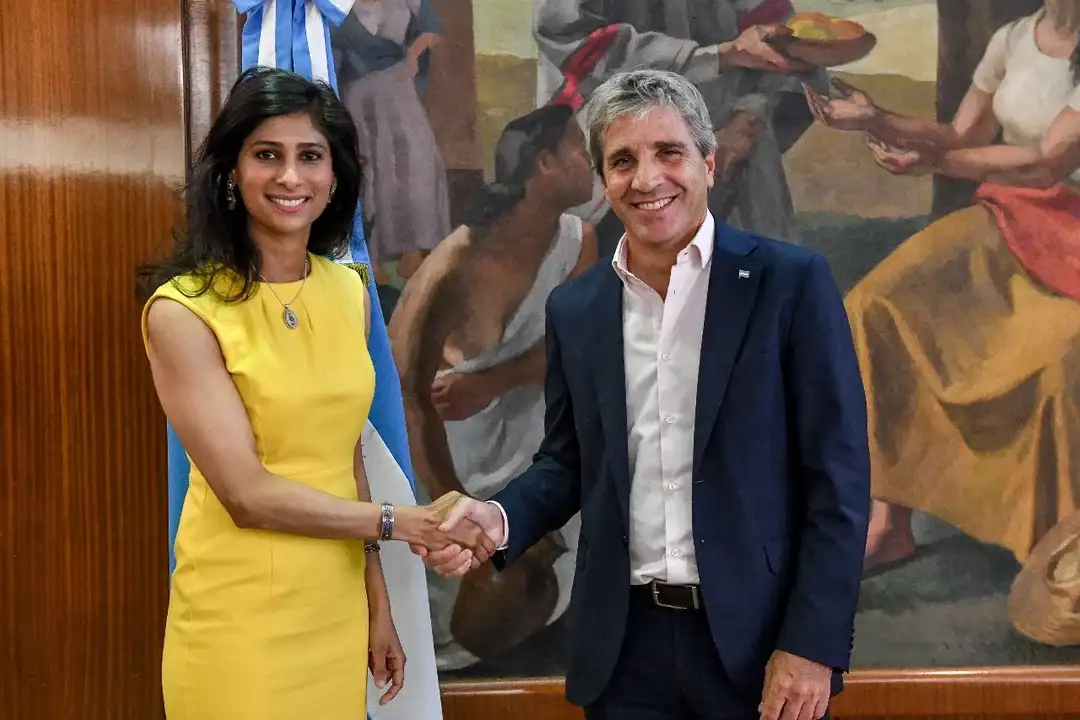 La subdirectora gerente del FMI, Gita Gopinath y el ministro de Economía, Luis Caputo