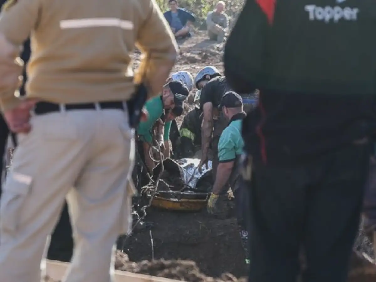 Un obrero cayó en un pozo, quedó bajo tierra sobre ruta 34 y murió: rescataron el cuerpo