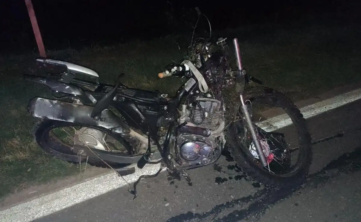 La moto en la que iba el joven quedo destruida.