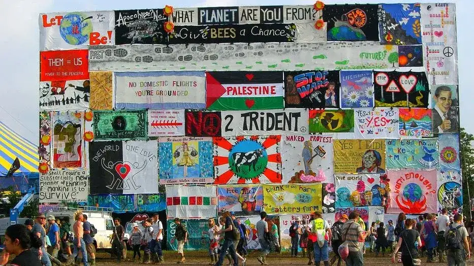 "Festival de Glastonbury 2009 - Sitio de afiches y pancartas" de bobaliciouslondon con licencia CC BY 2.0.
