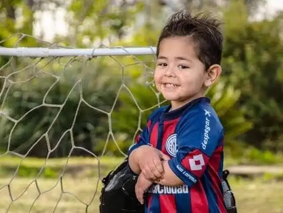Mateo tiene dos años, padece leucemia linfoblástica y sus padres juntan fondos para seguir a su lado