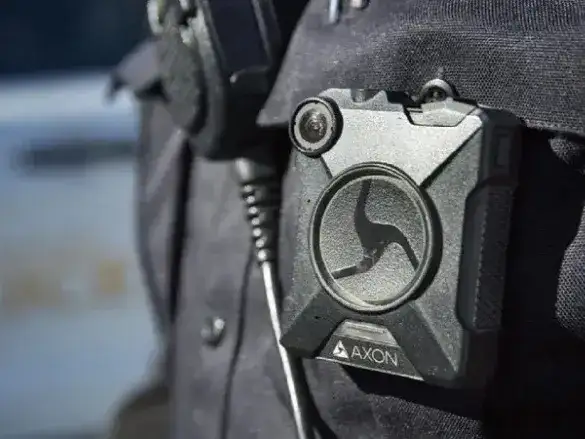 En la ciudad de Mendoza se comenzó a incorporar este sistema de cámaras corporales en el equipamiento de los efectivos policiales. Crédito: Gentileza.