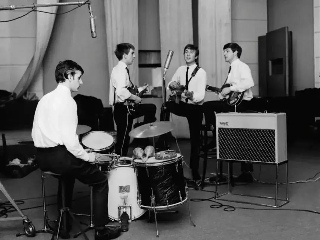 Existe una confusión muy extendida sobre qué versión llegó a las disquerías. La primera edición original del sencillo de 45 RPM (Parlophone R 4949), publicada aquel 5 de octubre de 1962, contiene la versión grabada el 4 de septiembre con Ringo Starr en la batería.