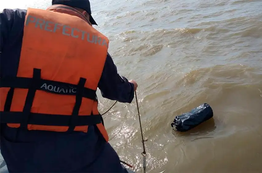 Una embarcación a la deriva, un exCadillac, 37 kilos de cocaína y un muerto