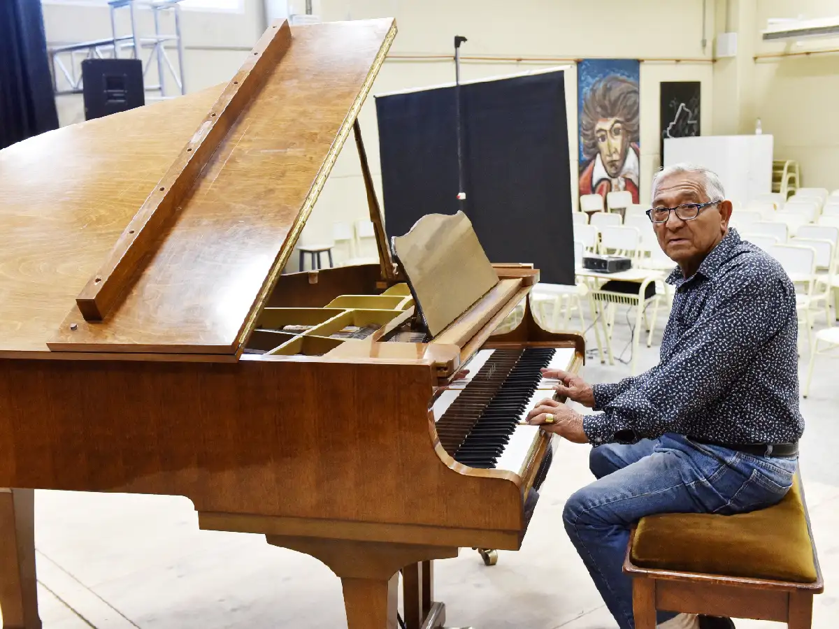 El pianista discriminado cuando era chico  y ahora tiene su revancha con la música