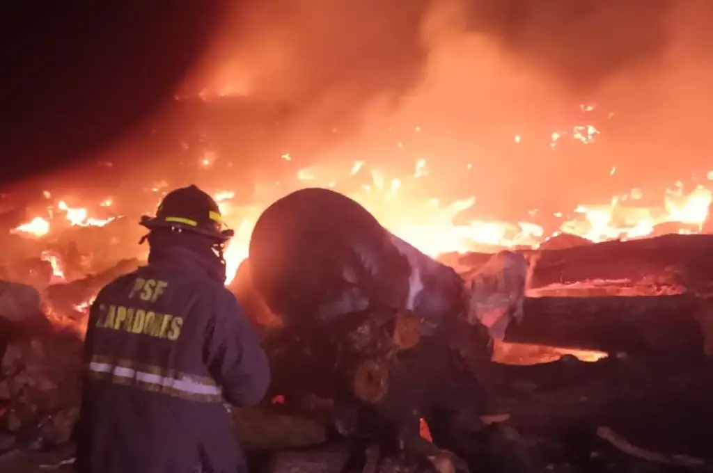 Rosario: impresionante incendio en un relleno sanitario de la zona oeste