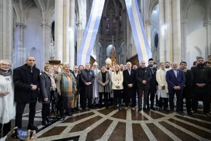El gobernador Axel Kicillof y su comitiva en la Catedral de La Plata.