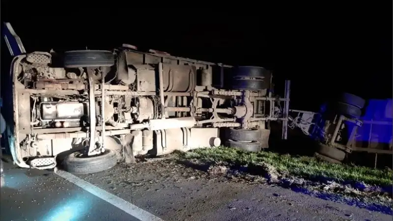 Un herido tras el vuelco de un camión en la autopista Rosario- Santa Fe