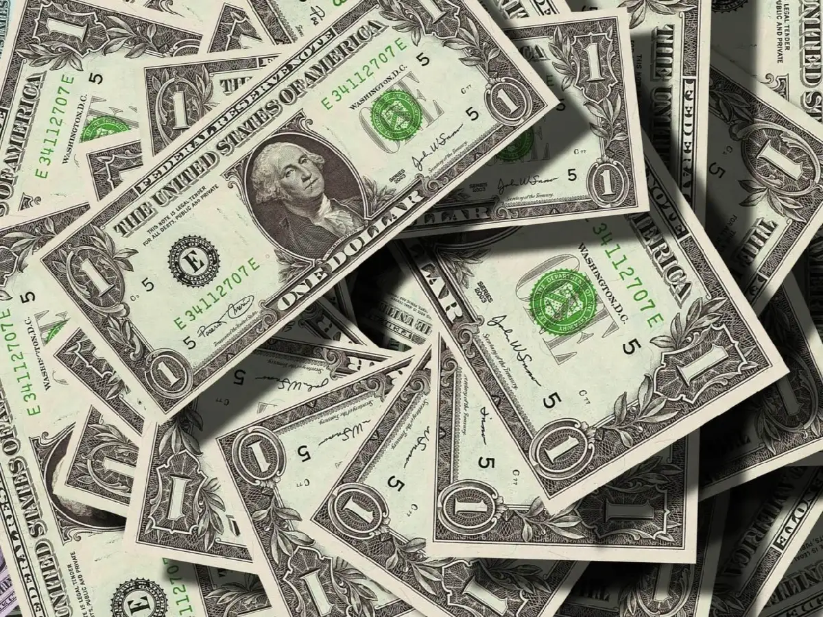 El dólar blue continuó en alza y cerró en $316