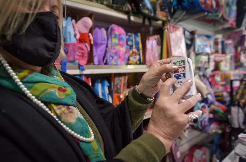 Continúa la entrega de botones de alerta a comerciantes de Mar del Plata