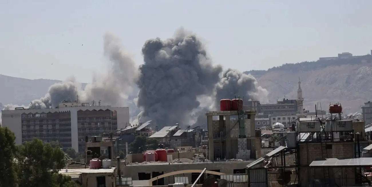 El humo se eleva tras los ataques al Ministerio de Defensa de Siria en Damasco. Foto: REUTERS / Khalil Ashawi.