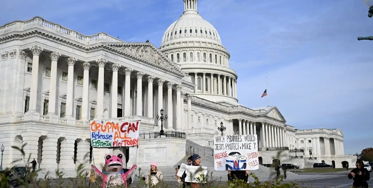 Manifestantes portan pancartas antes de una conferencia de prensa sobre la Ley de Transparencia de los Archivos Epstein, previa a la votación en la Cámara de Representantes sobre la publicación de los archivos de Jeffrey Epstein, en Washington D.C. Foto: REUTERS / Annabelle Gordon.