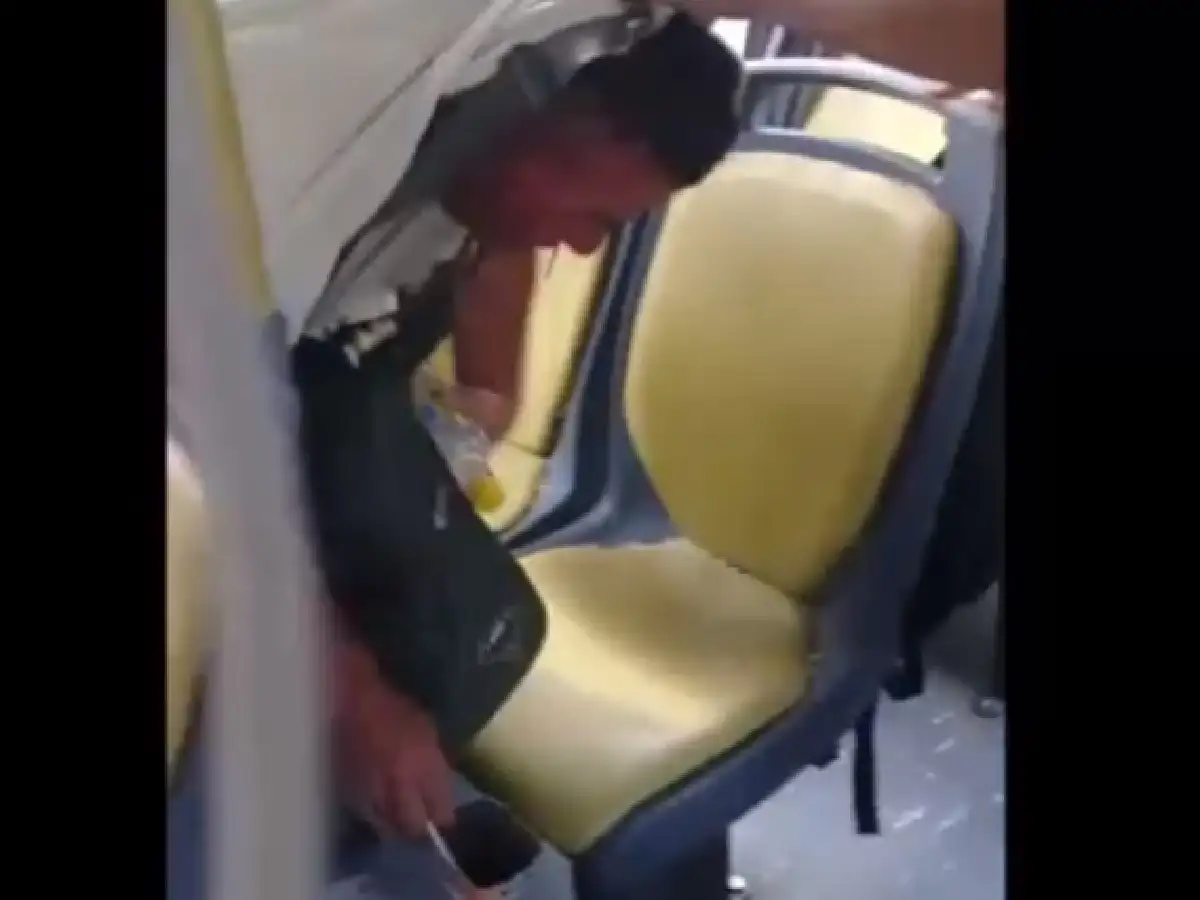 Se masturbó en un colectivo y los pasajeros lo bajaron a trompadas