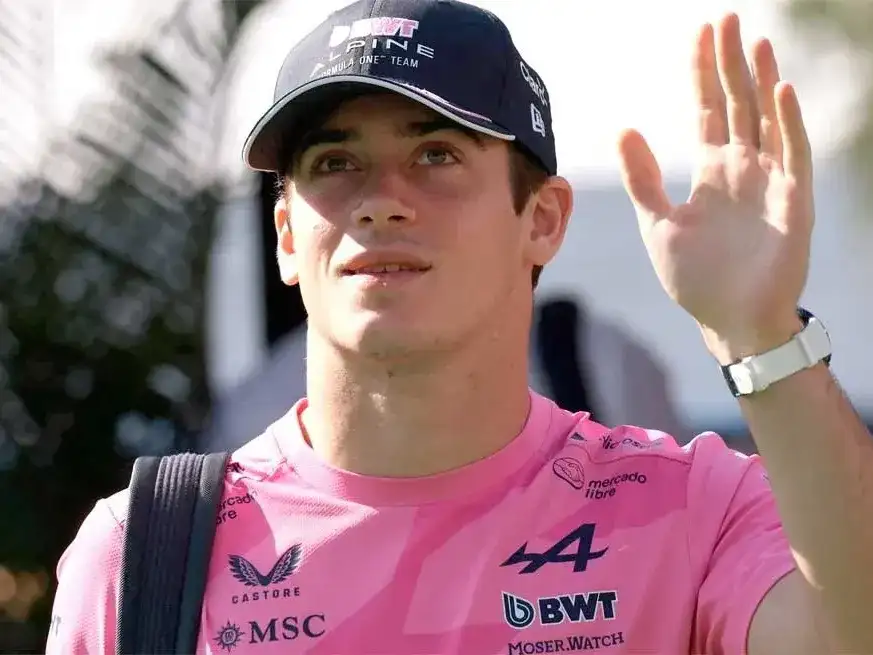 Colapinto llegó a la práctica del GP de Brasil con la camiseta de Argentina. Crédito: Reuters / Jean Carniel.